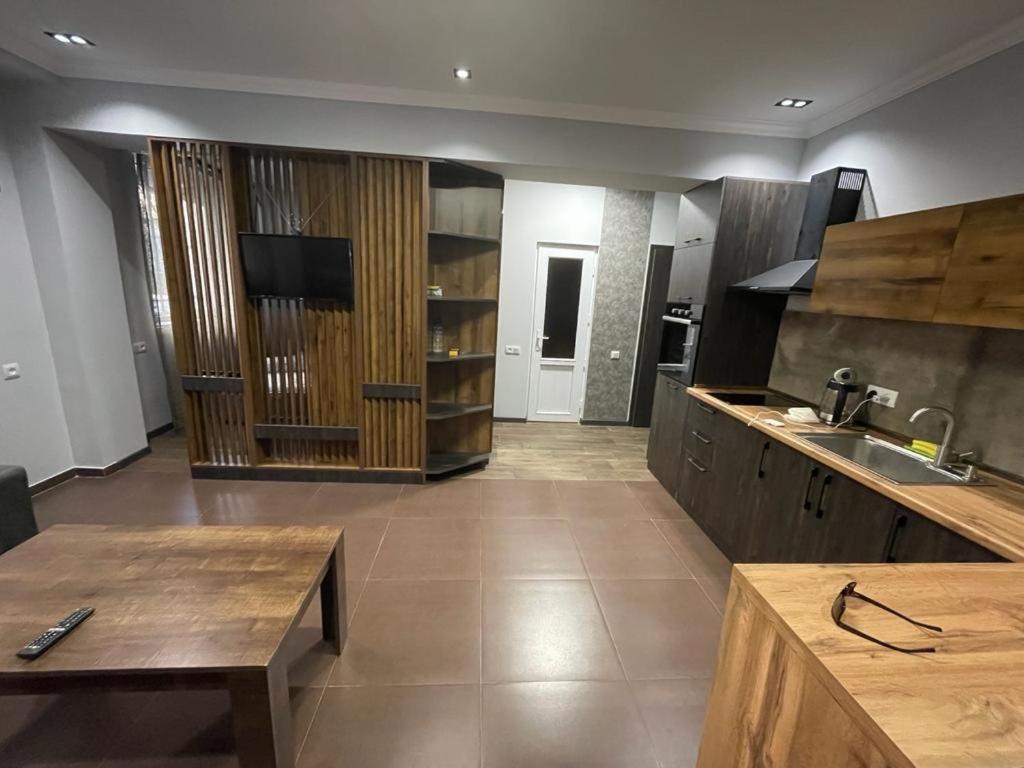 One Central Apartment Yerevan Bagian luar foto